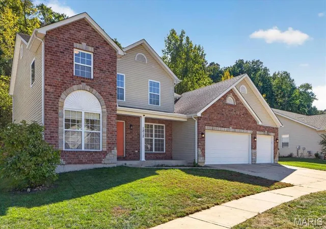 Photo 3 of Single family home for sale at 1212 Konert Valley Dr, Fenton, MO 63026 | MLS# MIS26065719 | Listing updated on 2026-10-16