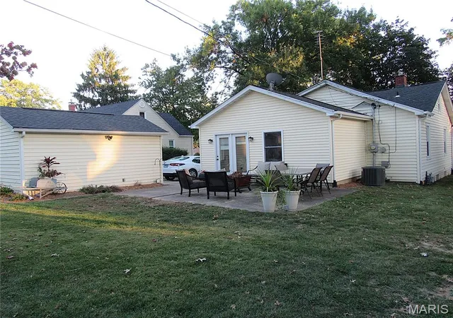 Photo 2 of Single family home for sale at 1000 Mcpherson Ave, Alton, IL 62002 | MLS# MIS26065722 | Listing updated on 2026-10-19