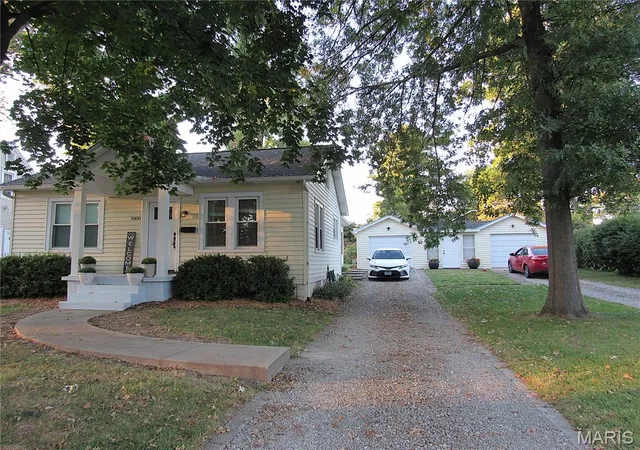 Photo 3 of Single family home for sale at 1000 Mcpherson Ave, Alton, IL 62002 | MLS# MIS26065722 | Listing updated on 2026-10-19