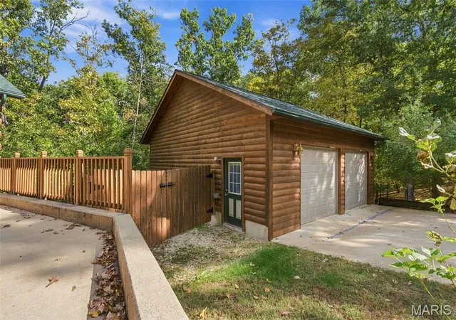 Photo 2 of Single family home for sale at 10 Cedar Frk Ct, Defiance, MO 63341 | MLS# MIS26065737 | Listing updated on 2026-10-21