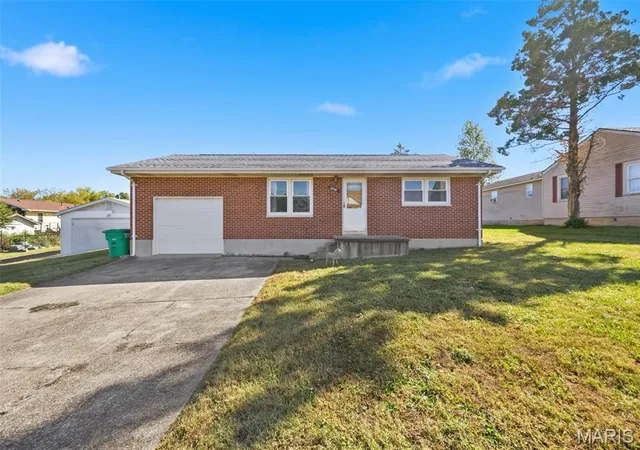 Photo 1 of Single family home for sale at 1008 S Jefferson St, Farmington, MO 63640 | MLS# MIS26065743 | Listing updated on 2026-10-23
