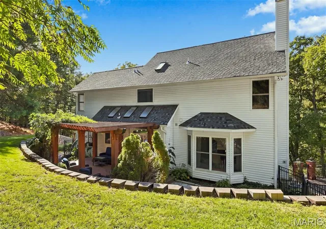 Photo 2 of Single family home for sale at 810 New Ballwin Rd, Ballwin, MO 63021 | MLS# MIS26065747 | Listing updated on 2026-10-23