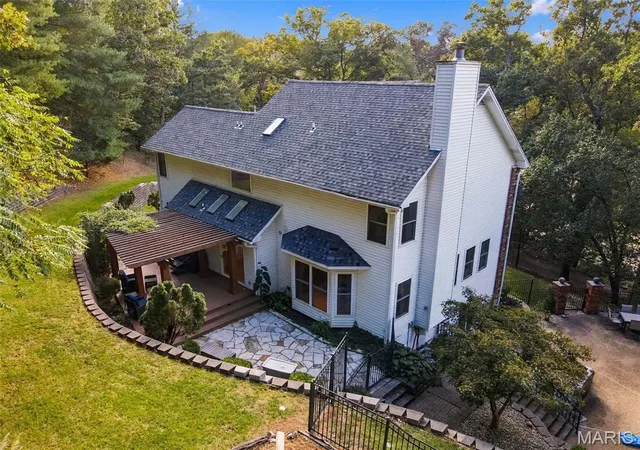 Photo 3 of Single family home for sale at 810 New Ballwin Rd, Ballwin, MO 63021 | MLS# MIS26065747 | Listing updated on 2026-10-23