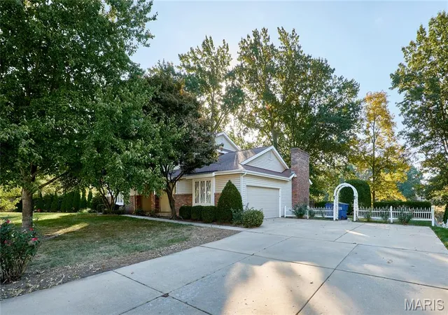 Photo 3 of Sale Pending at 5136 Silver Lake Ct, Saint Charles, MO 63304 | MLS# MIS26065748 | Listing updated on 2026-10-20