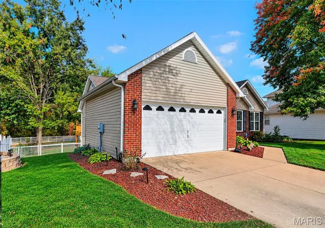 Photo 2 of Sale Pending at 1044 Treeshade Dr, Saint Peters, MO 63376 | MLS# MIS26065751 | Listing updated on 2026-10-18
