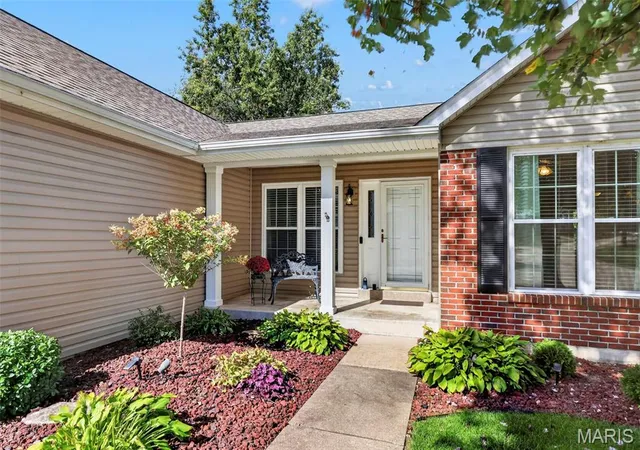 Photo 3 of Sale Pending at 1044 Treeshade Dr, Saint Peters, MO 63376 | MLS# MIS26065751 | Listing updated on 2026-10-18