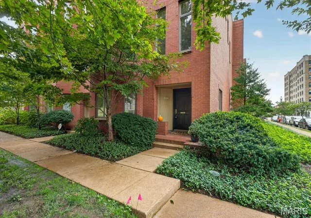 Photo 3 of Condo for sale at 4398 Lindell Blvd #32, Saint Louis, MO 63108 | MLS# MIS26065752 | Listing updated on 2026-10-20