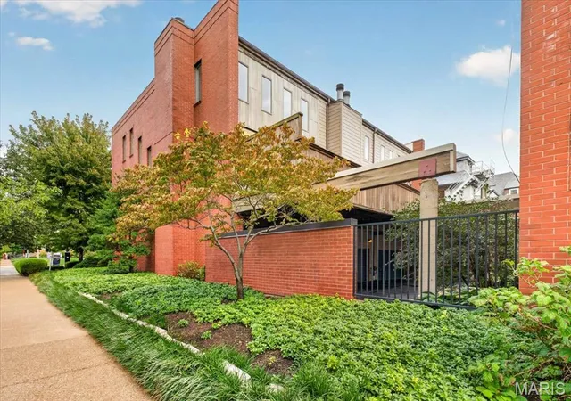 Listing Photo 4 - Condo for sale in building located at 4398 Lindell Blvd, Saint Louis, MO 63108 - Unit #32