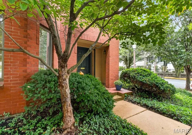 Photo 1 of Condo for sale at 4398 Lindell Blvd #32, Saint Louis, MO 63108 | MLS# MIS26065752 | Listing updated on 2026-10-20