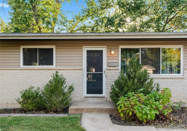 Photo 1 of Single family home for sale at 680 Crabapple Ln, Florissant, MO 63031 | MLS# MIS26065764 | Listing updated on 2026-10-21