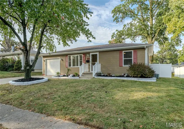 Photo 2 of Single family home for sale at 417 Notre Dame Ave, Edwardsville, IL 62025 | MLS# MIS26065773 | Listing updated on 2026-10-20