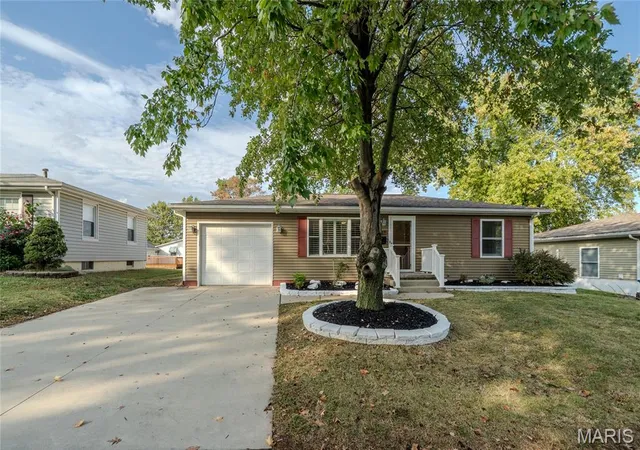 Photo 3 of Single family home for sale at 417 Notre Dame Ave, Edwardsville, IL 62025 | MLS# MIS26065773 | Listing updated on 2026-10-20