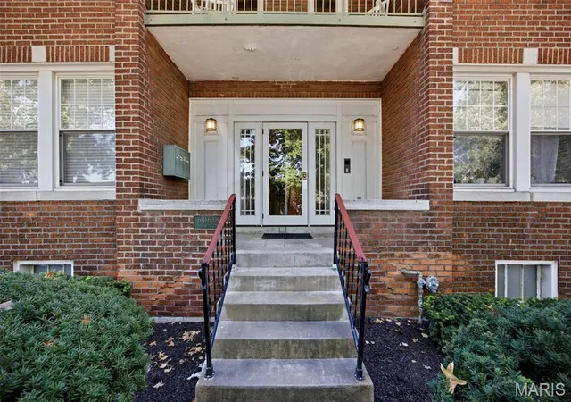 Listing Photo 2 - Condo for sale in building located at 6416 Alamo Ave, Clayton, MO 63105 - Unit #2E