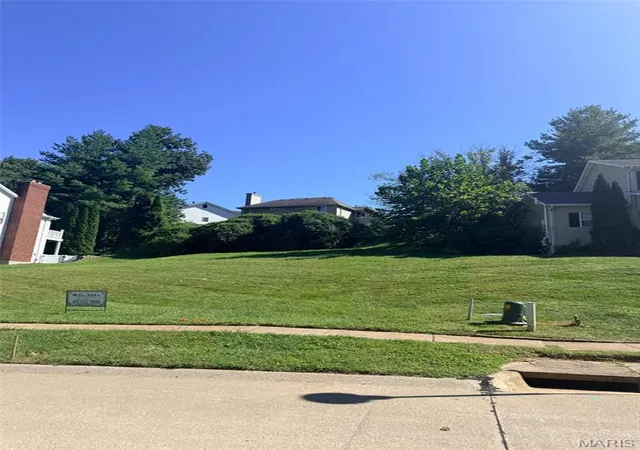 Photo 2 of Single family home for sale at 5220 Autumnwinds Dr, Saint Louis, MO 63129 | MLS# MIS26065779 | Listing updated on 2026-10-16