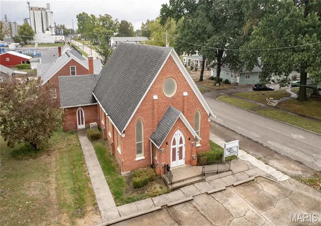 Single family home for sale at 101 Pleasant St, Jerseyville, IL 62052 | MLS# MIS26065781