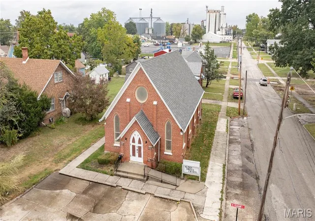 Photo 1 of Single family home for sale at 101 Pleasant St, Jerseyville, IL 62052 | MLS# MIS26065781 | Listing updated on 2026-10-18