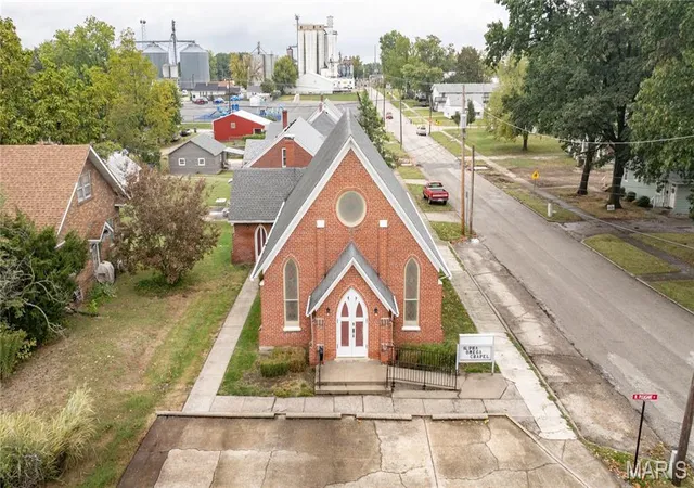 Photo 2 of Single family home for sale at 101 Pleasant St, Jerseyville, IL 62052 | MLS# MIS26065781 | Listing updated on 2026-10-18