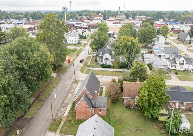 Photo 4 of Single family home for sale at 101 Pleasant St, Jerseyville, IL 62052 | MLS# MIS26065781 | Listing updated on 2026-10-18