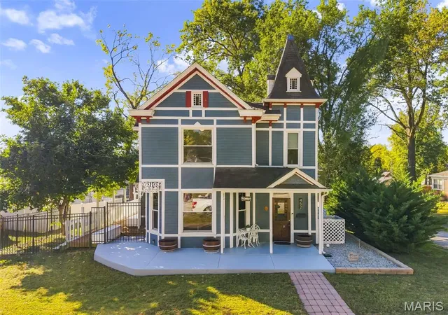 Photo 2 of Single family home for sale at 452 W Main St, Lebanon, IL 62254 | MLS# MIS26065787 | Listing updated on 2026-10-19