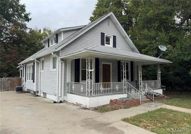 Photo 1 of Single family home for sale at 305 W Walnut St, Winfield, MO 63389 | MLS# MIS26065808 | Listing updated on 2026-10-25