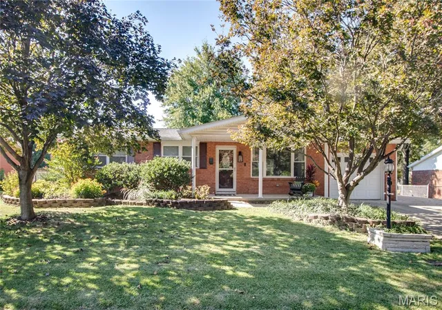Photo 2 of Single family home for sale at 121 Stolze Dr, East Alton, IL 62024 | MLS# MIS26065823 | Listing updated on 2026-10-25
