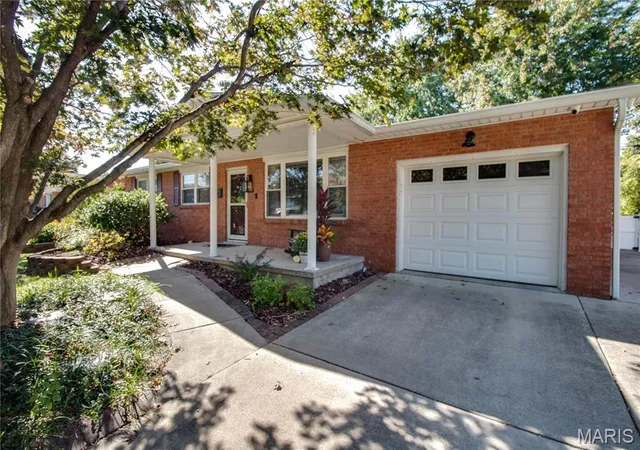 Photo 3 of Single family home for sale at 121 Stolze Dr, East Alton, IL 62024 | MLS# MIS26065823 | Listing updated on 2026-10-25