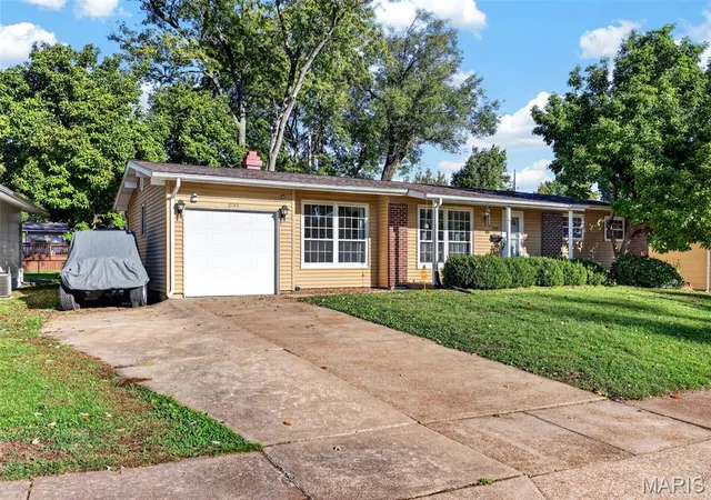 Photo 3 of Single family home for sale at 2145 Crane Dr, Florissant, MO 63031 | MLS# MIS26065825 | Listing updated on 2026-10-26