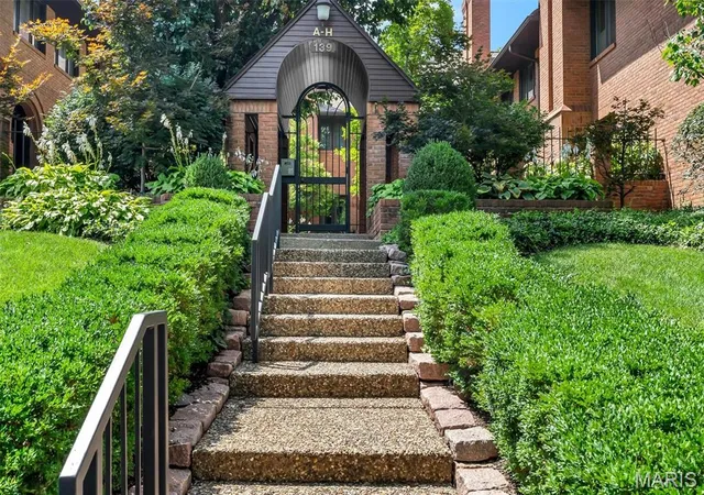 Photo 2 of Townhouse for sale at 139 N Central Ave #B, Saint Louis, MO 63105 | MLS# MIS26065828 | Listing updated on 2026-10-22