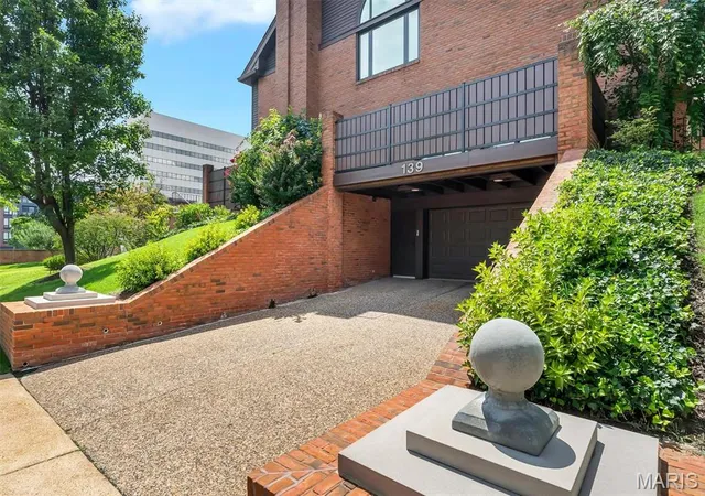 Photo 3 of Townhouse for sale at 139 N Central Ave #B, Saint Louis, MO 63105 | MLS# MIS26065828 | Listing updated on 2026-10-22