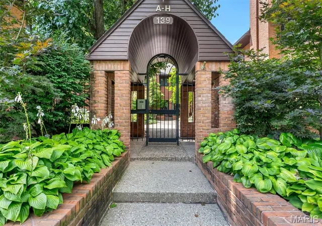 Photo 3 of Townhouse for sale at 139 N Central Ave #B, Saint Louis, MO 63105 | MLS# MIS26065828 | Listing updated on 2026-10-22