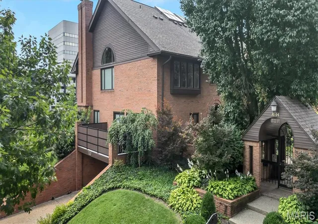 Photo 4 of Townhouse for sale at 139 N Central Ave #B, Saint Louis, MO 63105 | MLS# MIS26065828 | Listing updated on 2026-10-22