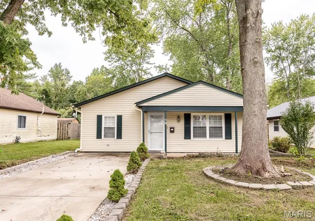 Photo 1 of Single family home for sale at 14 Arabelle Dr, Belleville, IL 62220 | MLS# MIS26065831 | Listing updated on 2026-10-22