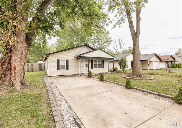 Photo 2 of Single family home for sale at 14 Arabelle Dr, Belleville, IL 62220 | MLS# MIS26065831 | Listing updated on 2026-10-22