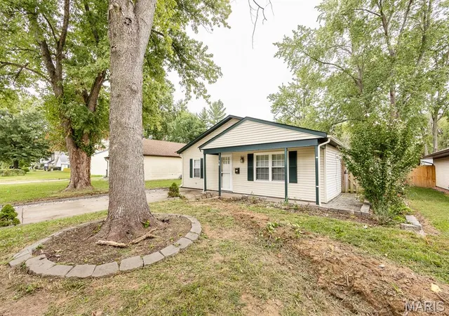 Photo 3 of Single family home for sale at 14 Arabelle Dr, Belleville, IL 62220 | MLS# MIS26065831 | Listing updated on 2026-10-22