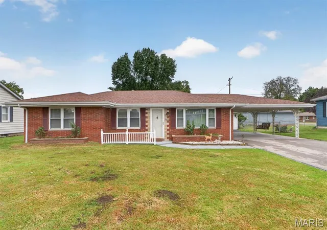Single family home for sale at 305 W Lincoln Ave, Caseyville, IL 62232 | MLS# MIS26065833