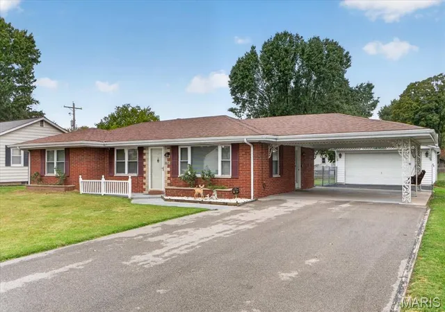 Photo 1 of Single family home for sale at 305 W Lincoln Ave, Caseyville, IL 62232 | MLS# MIS26065833 | Listing updated on 2026-10-27