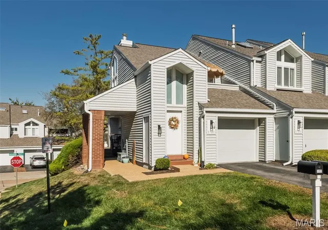 Photo 2 of Townhouse for sale at 1701 Highview Cir Ct, Ballwin, MO 63021 | MLS# MIS26065837 | Listing updated on 2026-10-19