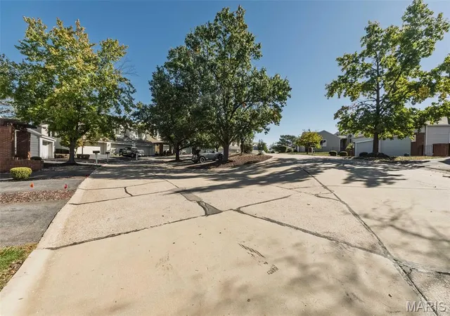 Photo 3 of Townhouse for sale at 1701 Highview Cir Ct, Ballwin, MO 63021 | MLS# MIS26065837 | Listing updated on 2026-10-19