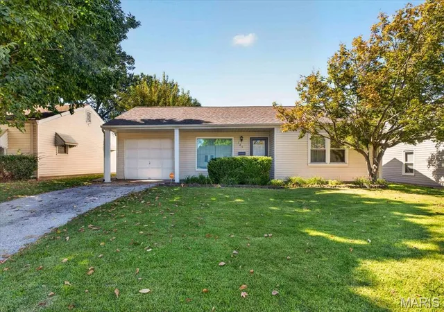 Photo 1 of Single family home for sale at 165 Brackleigh Ln, Florissant, MO 63031 | MLS# MIS26065839 | Listing updated on 2026-10-15