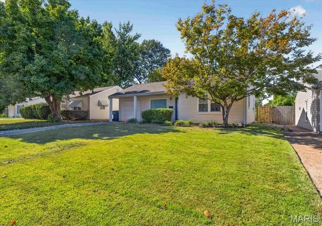 Photo 2 of Single family home for sale at 165 Brackleigh Ln, Florissant, MO 63031 | MLS# MIS26065839 | Listing updated on 2026-10-15
