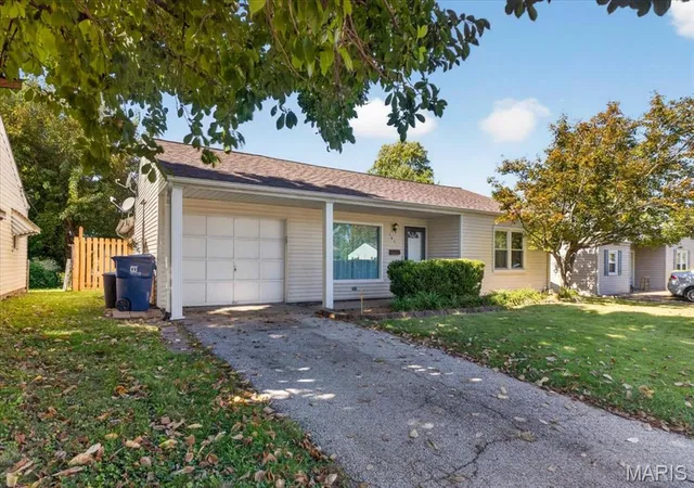 Photo 3 of Single family home for sale at 165 Brackleigh Ln, Florissant, MO 63031 | MLS# MIS26065839 | Listing updated on 2026-10-15