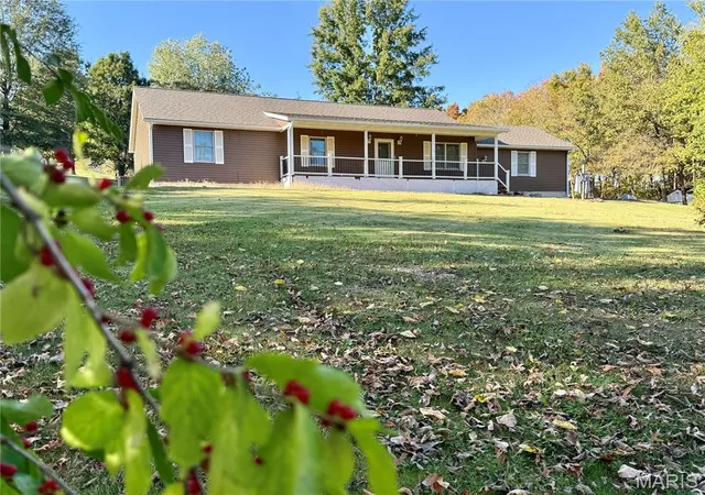 Photo 2 of Single family home for sale at 61354 Deer Ln, New London, MO 63459 | MLS# MIS26065843 | Listing updated on 2026-10-28