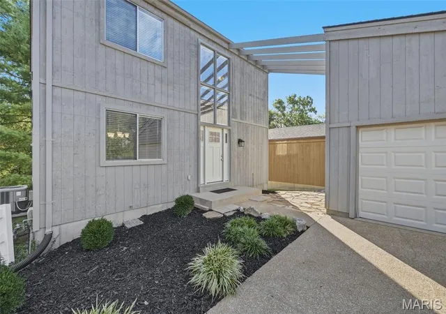 Photo 3 of Single family home for sale at 1675 Country Hl Ln, Manchester, MO 63021 | MLS# MIS26065846 | Listing updated on 2026-10-20