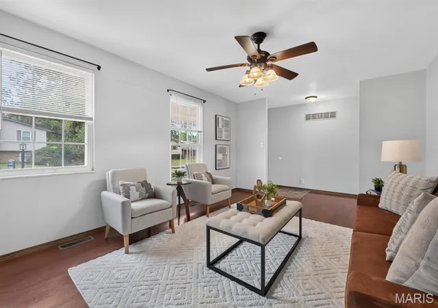 Photo 3 of Single family home for sale at 7 Oak Hl Ln, Saint Peters, MO 63376 | MLS# MIS26065859 | Listing updated on 2026-10-19