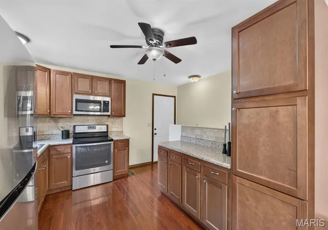 Photo 3 of Single family home for sale at 7 Oak Hl Ln, Saint Peters, MO 63376 | MLS# MIS26065859 | Listing updated on 2026-10-19