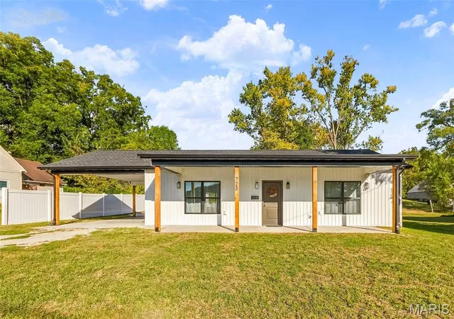 Photo 1 of Single family home for sale at 723 Broadway Ext, Elsberry, MO 63343 | MLS# MIS26065861 | Listing updated on 2026-10-13