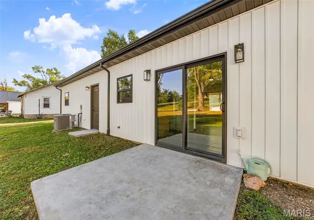 Photo 3 of Single family home for sale at 723 Broadway Ext, Elsberry, MO 63343 | MLS# MIS26065861 | Listing updated on 2026-10-13