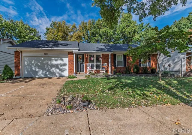 Photo 2 of Single family home for sale at 1219 Dorne Dr, Manchester, MO 63021 | MLS# MIS26065880 | Listing updated on 2026-10-26