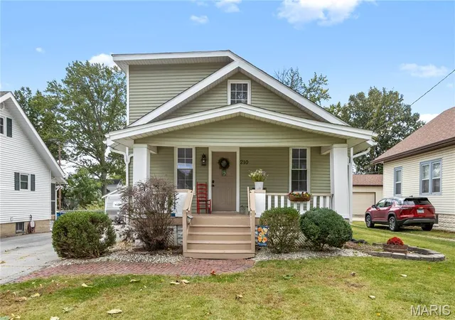 Photo 1 of Single family home for sale at 210 Mckinley Ave, Edwardsville, IL 62025 | MLS# MIS26065882 | Listing updated on 2026-10-22