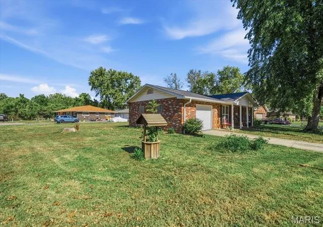 Photo 2 of Single family home for sale at 2517 Roney Dr, Granite City, IL 62040 | MLS# MIS26065908 | Listing updated on 2026-10-30